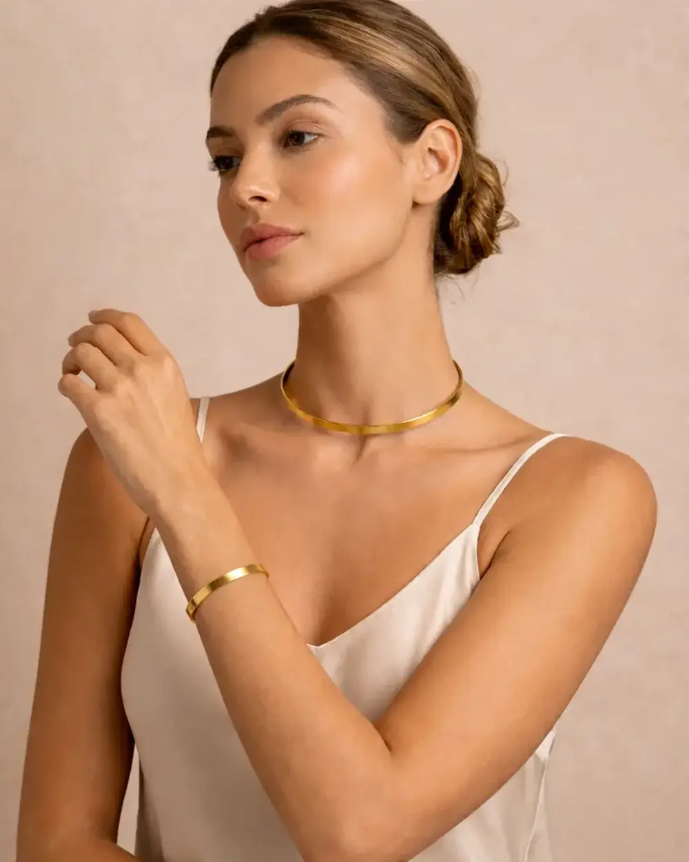 Choker dourada e pulseira de aro ondulado da JMA Bijoux